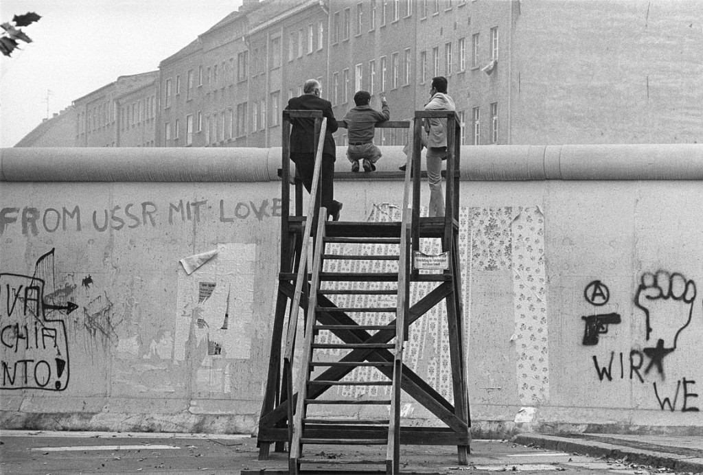 Barbara_Klemm, glancing over the wall, Berlin-Kreuzberg 1977.jpg